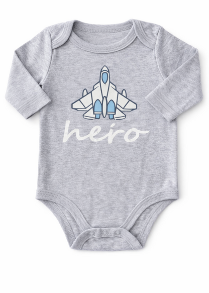 Mameluco/Body  Manga Larga Gris “Hero” con Cohete – Bebé Niño