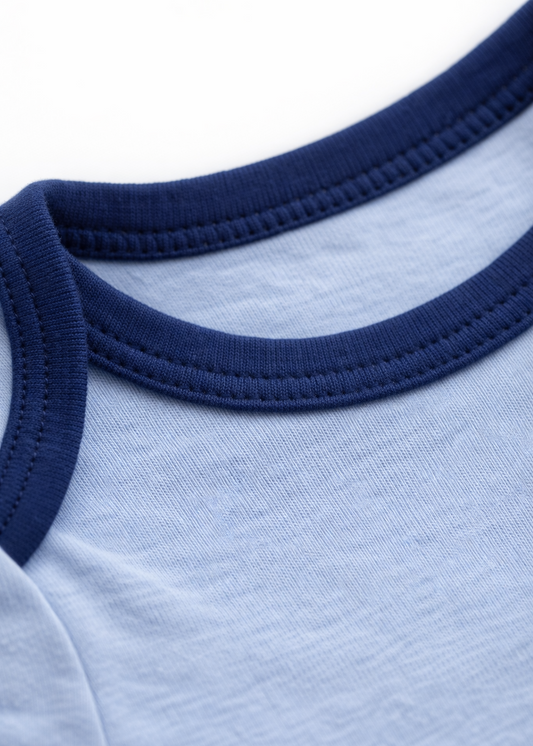 Mameluco/ Body Azul Claro Manga Corta con Bordes Azul Oscuro – Bebé Niño
