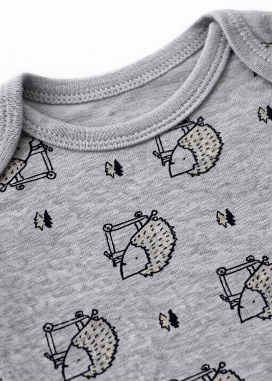Mameluco/ Body Gris Estampado Puerco Espín Monopatín Manga Corta – Bebé Niño